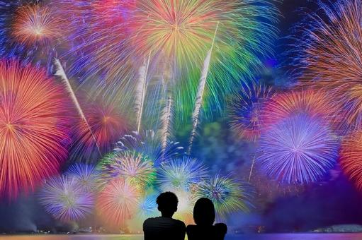 花火を見上げる男女のシルエット 花火を見上げる男女のシルエットの写真