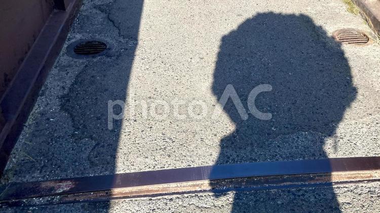 日傘をさした女性の影　橋　正面 日傘,女性,橋の写真素材