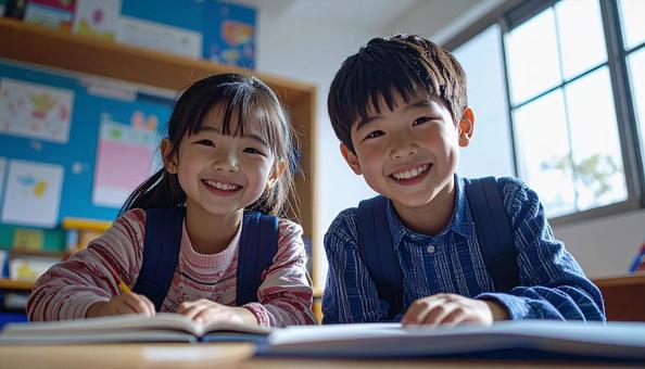学校の教室で勉強している小学生2人 学校の教室で勉強している小学生2人の写真