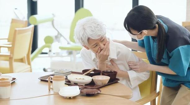 喉に食事を詰まらせる高齢者 喉に食事を詰まらせる高齢者の写真