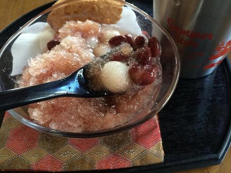 Red kidney beans and shiratama dumplings at the bottom of shaved ice, Okinawan zenzai, JPG