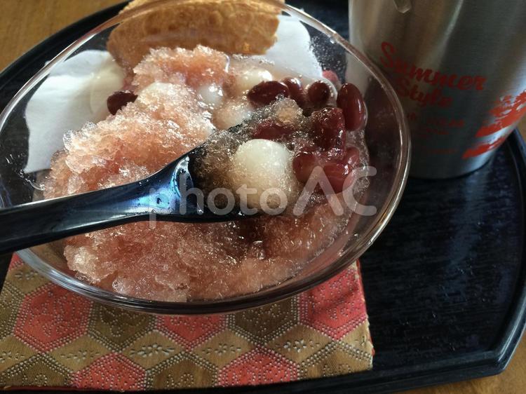 かき氷の底の金時豆と白玉、沖縄ぜんざい 沖縄ぜんざい,かき氷,富士家ぜんざいの写真素材