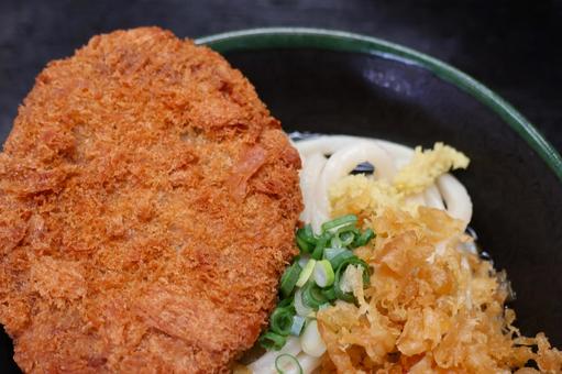 さぬきうどん店のメンチカツぶっかけ冷や さぬきうどん店のメンチカツぶっかけ冷やの写真