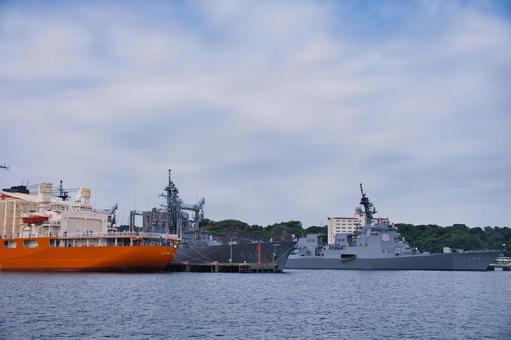横須賀港に停泊している船 横須賀港,船,最先端の写真素材