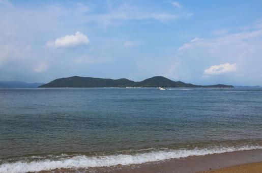 ８月下旬の高松市長崎の鼻からの風景 砂浜,島,白波の写真素材