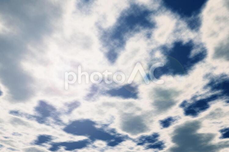 何かが起きそうな空 空,青空,雲の写真素材