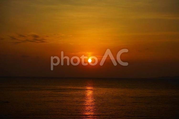 ＜五島夜明け＞鐙瀬溶岩海岸の日の出と水光 風景,空,海の写真素材