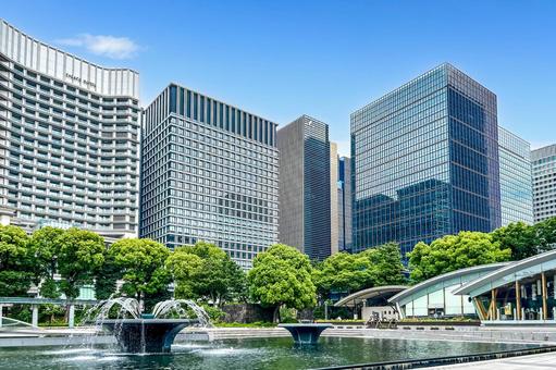 丸の内のオフィスビル群と爽やかな緑の公園 丸の内のオフィスビル群と爽やかな緑の公園 高層ビル,都市風景,丸ノ内の写真素材