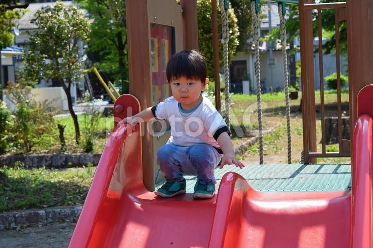 公園の滑り台で遊ぶ幼児　2歳 幼児,子供,男児の写真素材