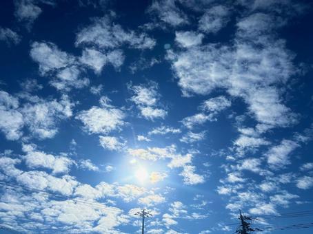 太陽、くもり空、青空 太陽、くもり空、青空の写真