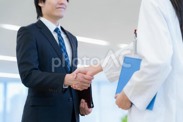 病院で医者と握手をするMR 医者,握手,mrの写真素材