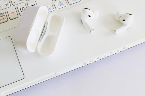 ブルートゥース接続 パソコンとイヤフォン ブルートゥース接続 パソコンとイヤフォン bluetooth,ペアリング,ビジネスの写真素材