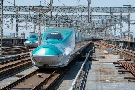 Tohoku Aomori Shinkansen E5 series crossing on both up and down lines, JPG