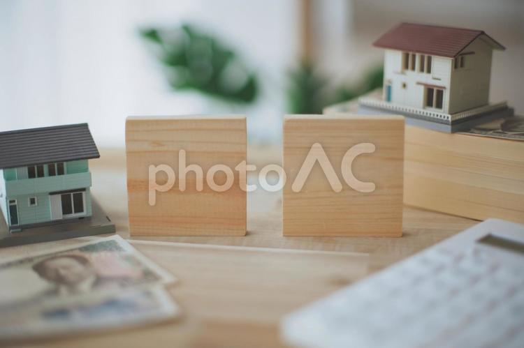  2つの木製空白ブロックと住宅模型 ビジネス,不動産,家の写真素材