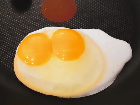 黄身が２つの目玉焼き 目玉焼き,黄身,２つの写真素材