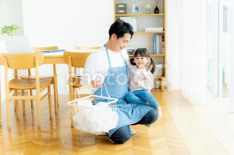 家事をするお父さん 家事,お父さん,笑顔の写真素材