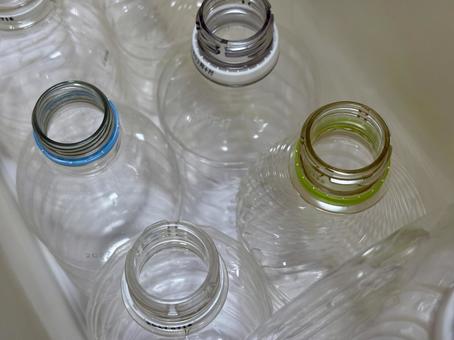沢山の空のペットボトル 沢山の空のペットボトル 飲み口,ペットボトル,プラスチックの写真素材