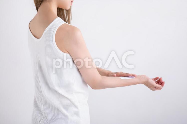 日焼け止めを塗る女性　 女性,日焼け止め,uvの写真素材