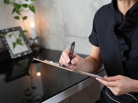 Beautician in black uniform filling out medical records at beauty salon, thẩm mỹ viện, tư vấn, hồ sơ bệnh án, JPG