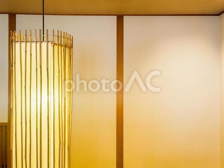 日本建築のベージュの壁と和の照明 建築,壁,ベージュの写真素材