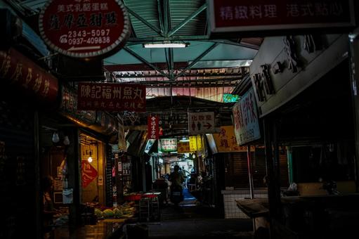夜の市場通路 夜の市場通路 市場,商店街,照明の写真素材