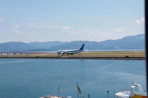 太陽光を浴びてタキシングする航空機 太陽光を浴びてタキシングする航空機の写真