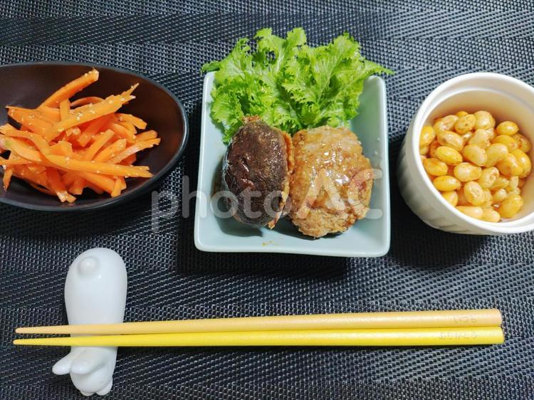きんぴら人参、椎茸の肉詰め、煮豆 おウチご飯,ダイエット飯,ヘルシーの写真素材