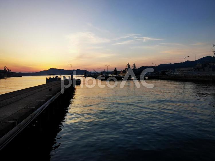 呉港　夕暮れの桟橋 夕暮れ,夕焼け,海の写真素材