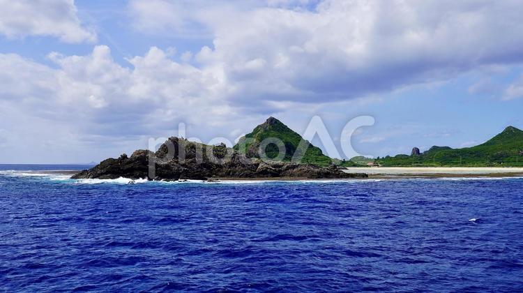 海から見た沖縄県伊是名島の風景 伊是名,海,空の写真素材