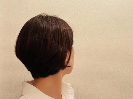 ショートカット女性 ヘアスタイル,髪型,横向きの写真素材