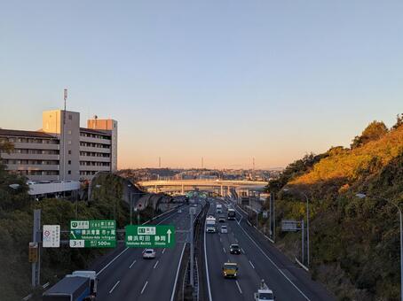大雪前の金曜日の朝の横浜青葉IC付近 東名高速道路,横浜青葉インターチェンジ,案内標識の写真素材