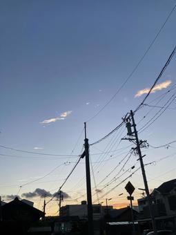 電線と夕暮れの空 電線と夕暮れの空の写真