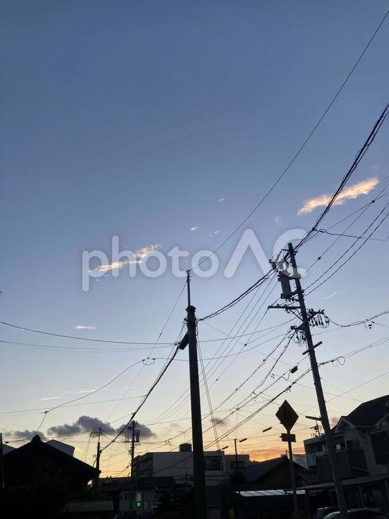 電線と夕暮れの空 電線,電信柱,夕焼けの写真素材