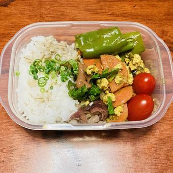 麦ご飯とキーマカレー、トマト 麦ご飯とキーマカレー、トマトの写真