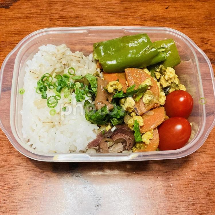 麦ご飯とキーマカレー、トマト 弁当,キーマカレー,手作りの写真素材