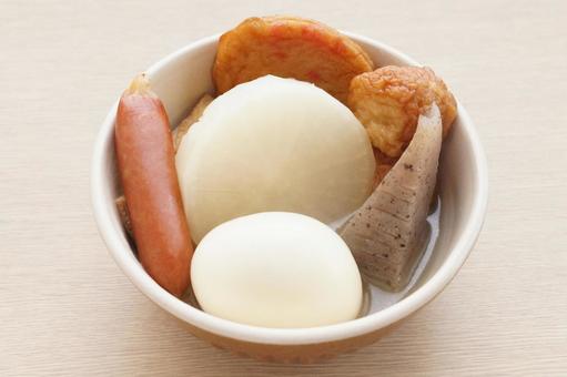 器に盛ったおでん　大根　玉子　こんにゃく おでん,和食,鍋物の写真素材