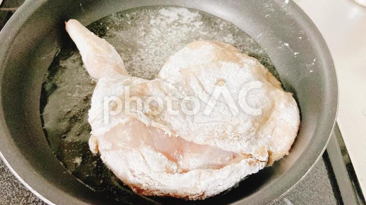 フライパンでフライドチキン フライドチキン,唐揚げ,手作りの写真素材