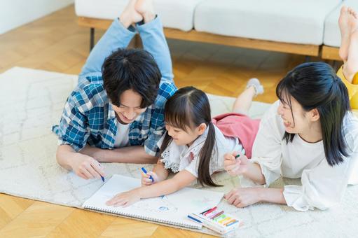 リビングで遊ぶ家族 家族,笑顔,遊ぶの写真素材