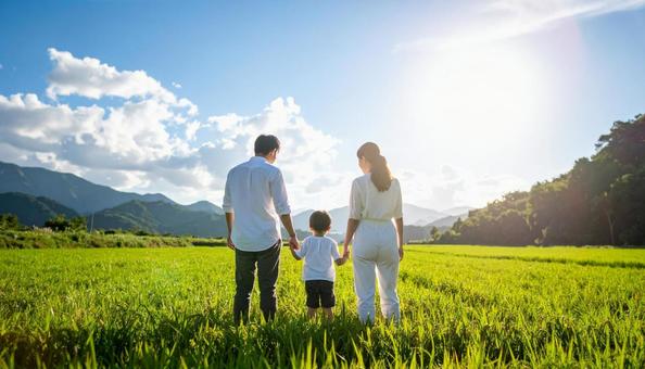 青空と草原の家族（ファミリー）赤ちゃんの写真