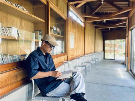 本を読む男性 鳴子温泉 本を読む男性 鳴子温泉 本を読む男性,観光地,本を読むの写真素材