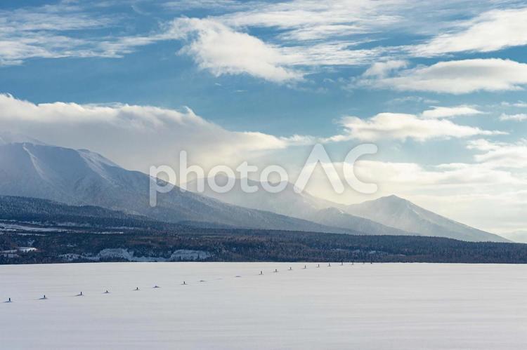 北海道美瑛町 冬の雪原と十勝岳連峰の風景 絶景,風景,自然の写真素材