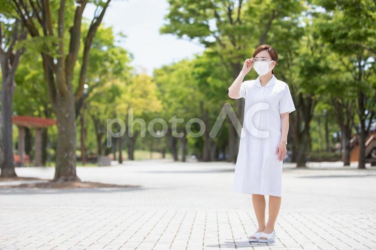 マスクをする白衣の女性 看護師,ナース,マスクの写真素材