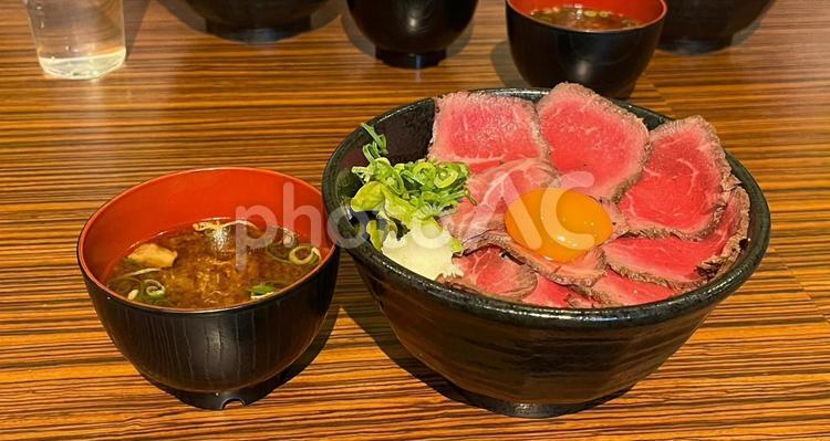 ローストビーフ丼とみそ汁 ローストビーフ丼,味噌汁,どんぶりの写真素材