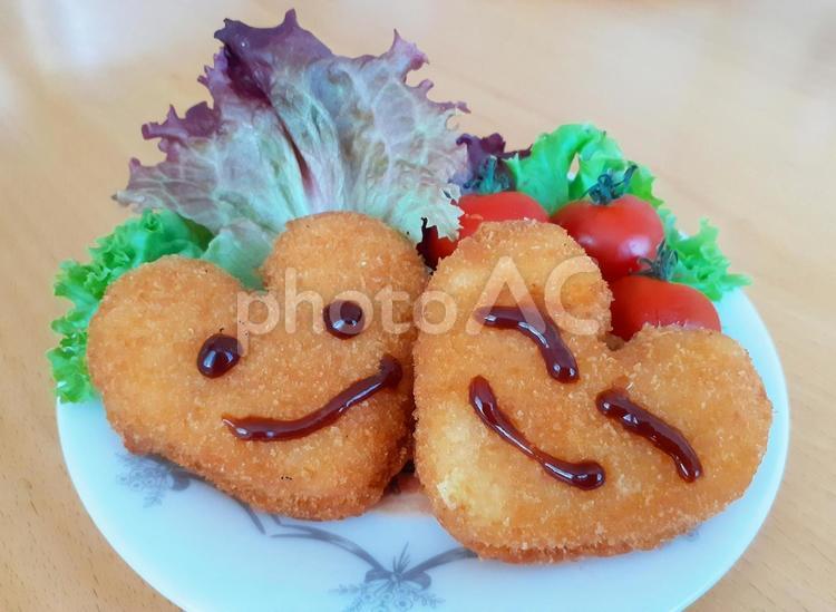 ハートのコロッケ２つ いい夫婦の日,揚げ物,惣菜の写真素材