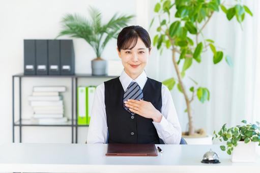 受付のビジネスウーマン 受付,女性,笑顔の写真素材