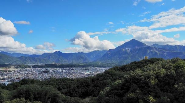 秋のミューズパーク・市街地＆山々・秩父市 秋,秩父ミューズパーク,秩父市の写真素材