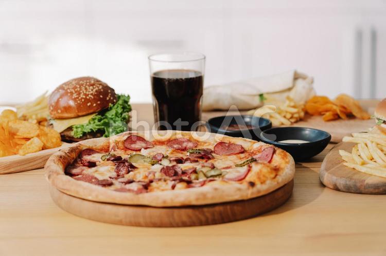 ピザやピザやハンバーガーやコーヒーなど ハンバーガー,ピザ,ナチョスの写真素材