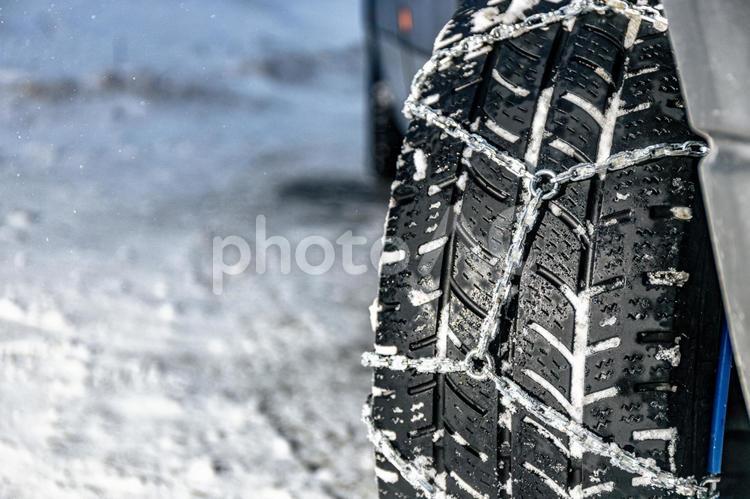 正面に見えるタイヤの溝とタイヤチェーン タイヤチェーン,冬,雪道の写真素材
