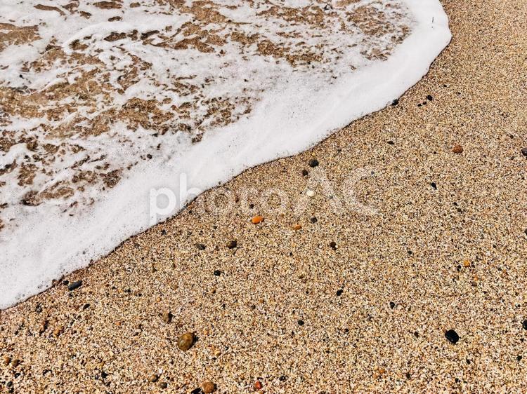 押し寄せる波と砂の境目で 波打ち際,海,波の写真素材