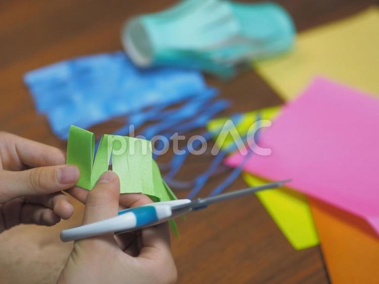 七夕飾り（網飾り）を作る子供の手 七夕飾り,七夕,網飾りの写真素材